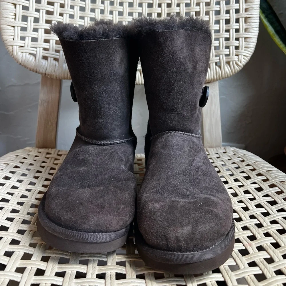 UGG Australia Bailey Button Boots Women’s 7 Brown Sheepskin Fur Lined Winter